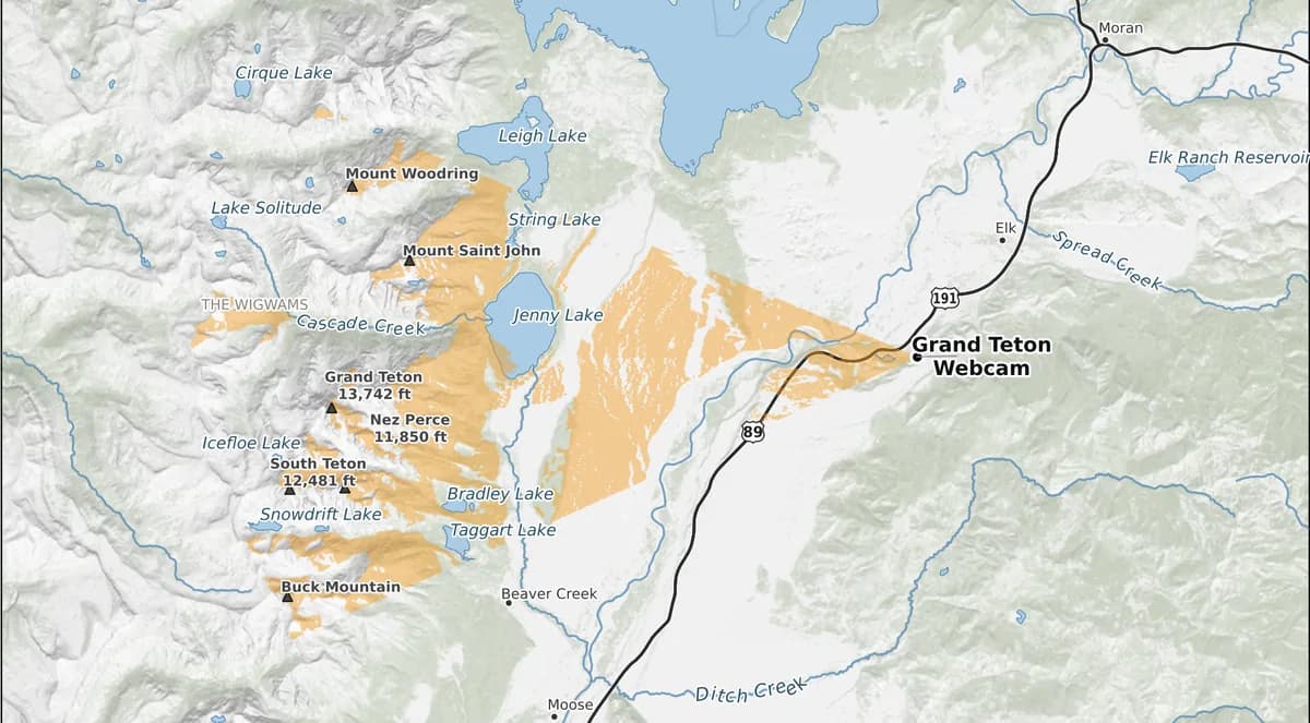 The CamStats PRO Detail map of the same ground: visible area shaded orange, named peaks, roads, lakes and creeks